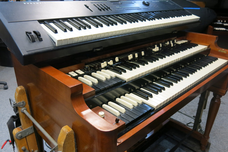 Hammond B-3 Straddler